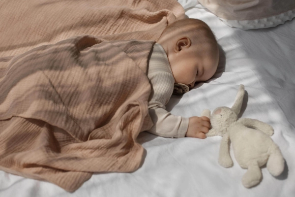 Babybetten – die wichtigsten Merkmale für sicheren Schlaf - Smartwood